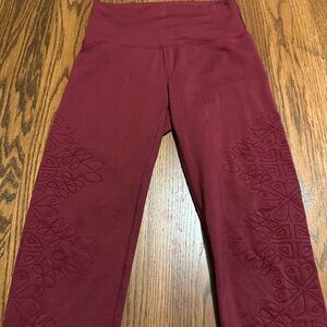 Aerie women’s leggings burgundy maroon color amazing stitching medium
